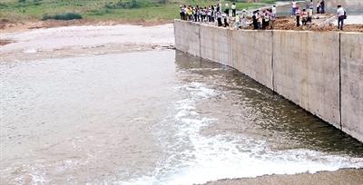丹江水昨夜抵达平顶山水库 村民欢呼留下热泪